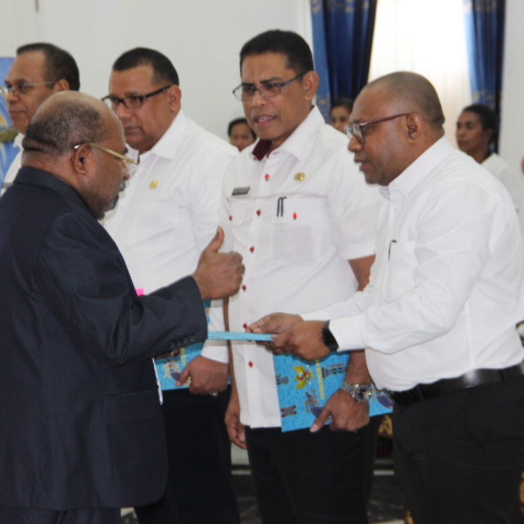 Gubernur Papua Lukas 2