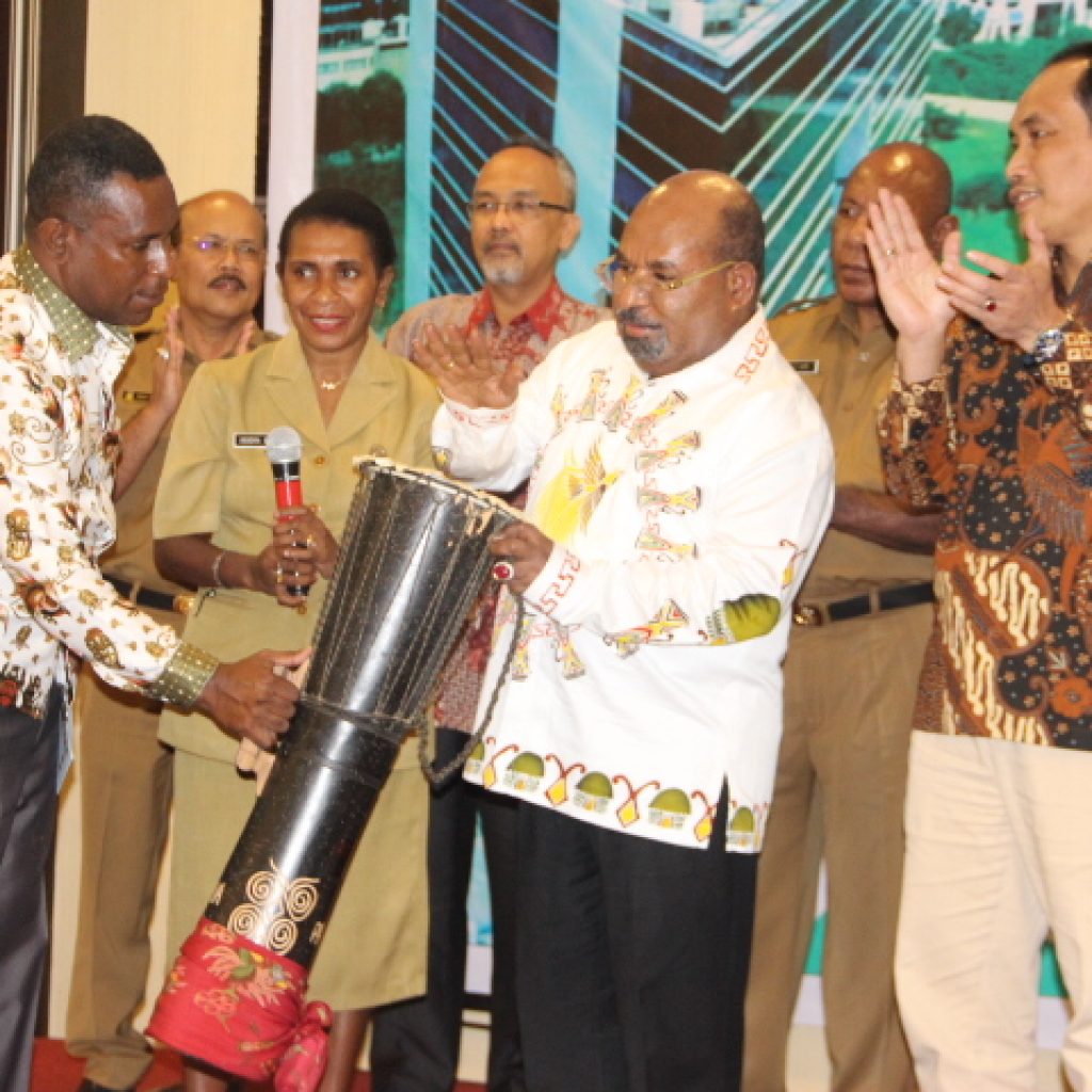 Gubernur Papua, Lukas Enembe, S.IP. MH