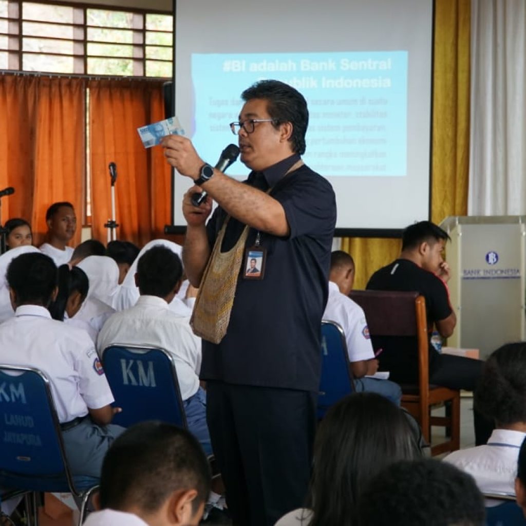 Tigor Naek Sinaga mengajar