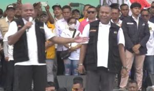 pasangan calon Gubernur dan wakil gubernur Papua, nomor urut 02, Matius Fakhiri-Aryoko Rumaropen, saat berorasi padakampanye akbar, Sabtu (23/11/2024)